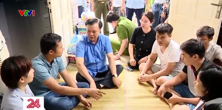Vụ cháy chung cư mini ở Hà Nội: Người dân khắp nơi đến dâng hương cho những nạn nhân xấu số - Ảnh 3. Vụ cháy chung cư mini ở Hà Nội: Người dân khắp nơi đến dâng hương cho những nạn nhân xấu số - Ảnh 3.