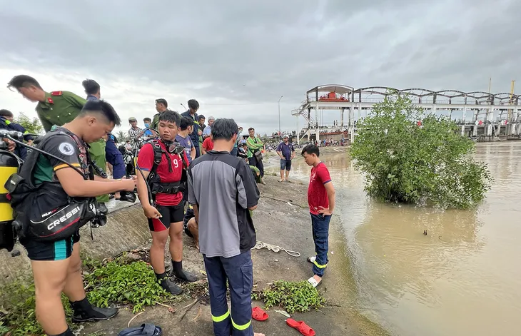 Trà Vinh: Tìm thấy thi thể 2 học sinh tắm sông bị nước cuốn trôi - Ảnh 3. Trà Vinh: Tìm thấy thi thể 2 học sinh tắm sông bị nước cuốn trôi - Ảnh 3.