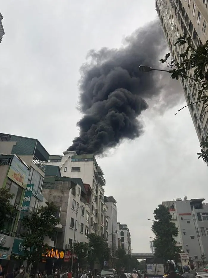 Hà Nội: Cháy nhà cao tầng trên phố Vũ Trọng Phụng - Ảnh 1. Hà Nội: Cháy nhà cao tầng trên phố Vũ Trọng Phụng - Ảnh 1.