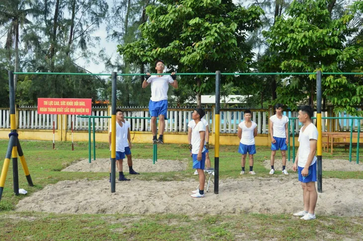 Nghiệp vụ điêu luyện của các chiến sĩ hải quân Vùng 5 - Ảnh 2. Nghiệp vụ điêu luyện của các chiến sĩ hải quân Vùng 5 - Ảnh 2.