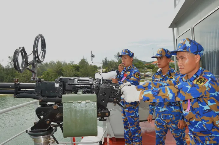 Nghiệp vụ điêu luyện của các chiến sĩ hải quân Vùng 5 - Ảnh 3. Nghiệp vụ điêu luyện của các chiến sĩ hải quân Vùng 5 - Ảnh 3.