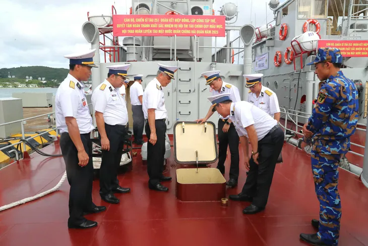 Nghiệp vụ điêu luyện của các chiến sĩ hải quân Vùng 5 - Ảnh 1. Nghiệp vụ điêu luyện của các chiến sĩ hải quân Vùng 5 - Ảnh 1.