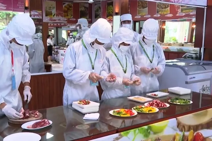 Đi làm việc ở nước ngoài thay vì học đại học - Ảnh 1.
