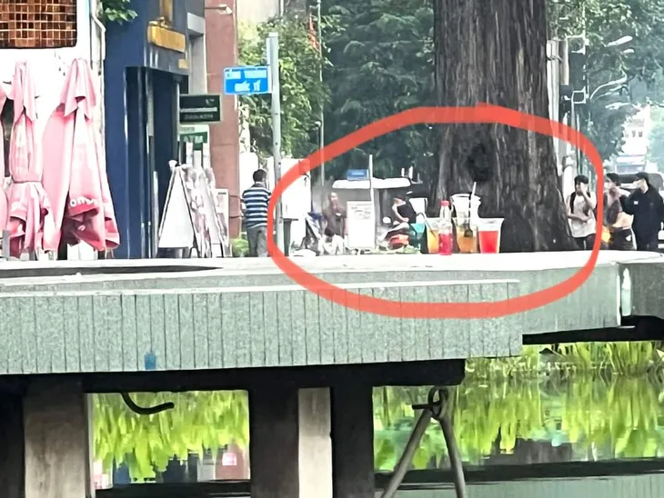 TP Hồ Chí Minh: Rác xả bừa bãi tại hồ Con Rùa, người dân ngán ngẩm - Ảnh 4. TP Hồ Chí Minh: Rác xả bừa bãi tại hồ Con Rùa, người dân ngán ngẩm - Ảnh 4.