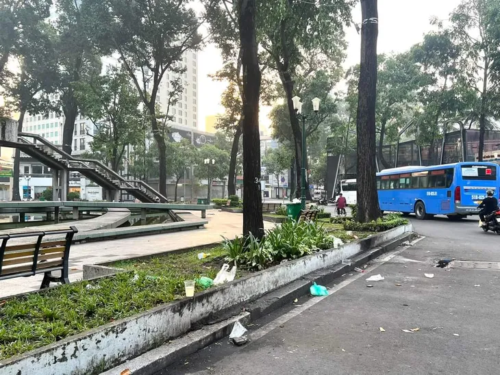 TP Hồ Chí Minh: Rác xả bừa bãi tại hồ Con Rùa, người dân ngán ngẩm - Ảnh 6. TP Hồ Chí Minh: Rác xả bừa bãi tại hồ Con Rùa, người dân ngán ngẩm - Ảnh 6.