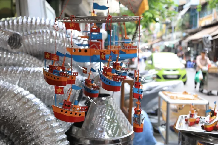 Tàu thủy sắt Tây - Món đồ chơi Trung thu một thời đang dần bị lãng quên - Ảnh 7.