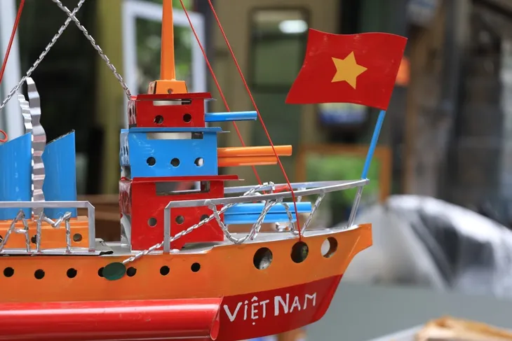 Tàu thủy sắt Tây - Món đồ chơi Trung thu một thời đang dần bị lãng quên - Ảnh 9.