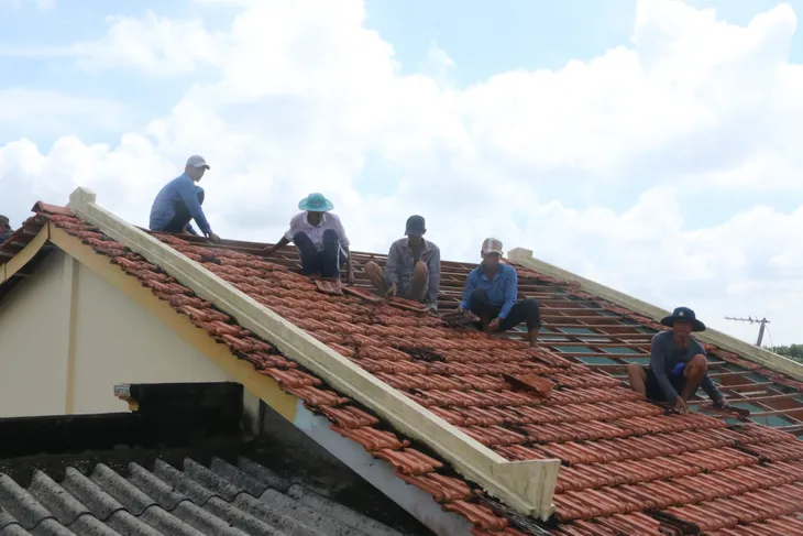 Lốc xoáy làm 1 người tử vong, nhiều nhà bị tốc mái ở Long An - Ảnh 1. Lốc xoáy làm 1 người tử vong, nhiều nhà bị tốc mái ở Long An - Ảnh 1.