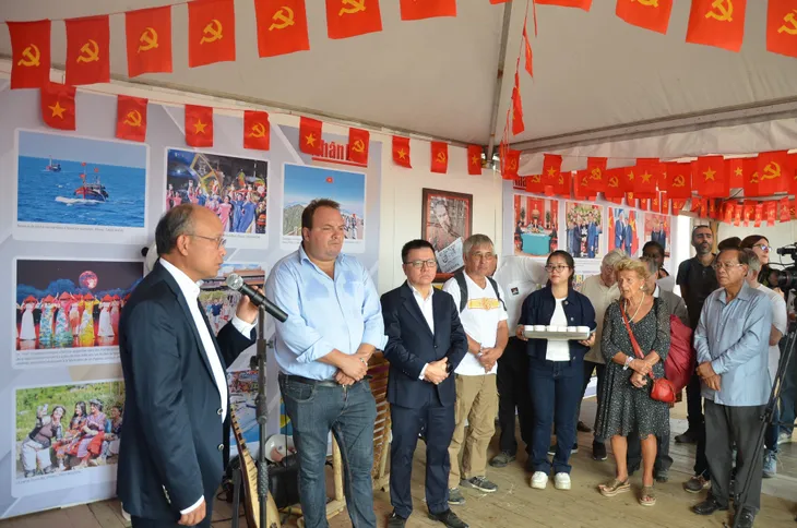 Việt Nam tỏa sáng tại Hội báo Nhân đạo Pháp 2023 - Ảnh 3. Việt Nam tỏa sáng tại Hội báo Nhân đạo Pháp 2023 - Ảnh 3.