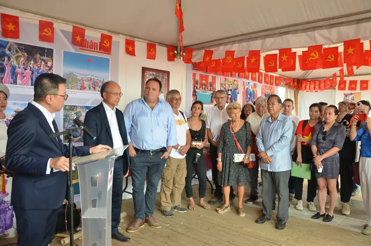 Việt Nam tỏa sáng tại Hội báo Nhân đạo Pháp 2023 - Ảnh 4. Việt Nam tỏa sáng tại Hội báo Nhân đạo Pháp 2023 - Ảnh 4.