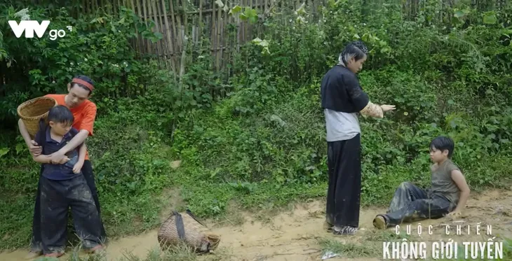 Cuộc chiến không giới tuyến - Tập 7: Cương dùng giấy vay vợ dọa em trai Trà - Ảnh 1. Cuộc chiến không giới tuyến - Tập 7: Cương dùng giấy vay vợ dọa em trai Trà - Ảnh 1.
