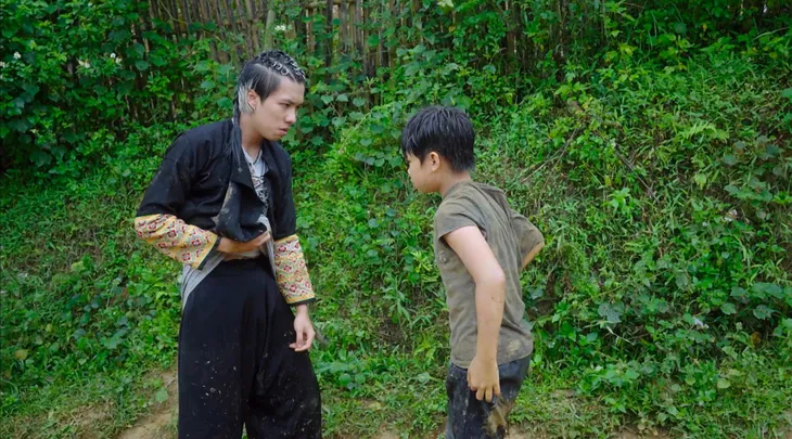 Cuộc chiến không giới tuyến - Tập 7: Đồn trưởng Trung và lang Phương nhận làm bố mẹ nuôi chị em Trà - Ảnh 4. Cuộc chiến không giới tuyến - Tập 7: Đồn trưởng Trung và lang Phương nhận làm bố mẹ nuôi chị em Trà - Ảnh 4.