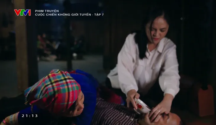Cuộc chiến không giới tuyến - Tập 7: Đồn trưởng Trung và lang Phương nhận làm bố mẹ nuôi chị em Trà - Ảnh 10. Cuộc chiến không giới tuyến - Tập 7: Đồn trưởng Trung và lang Phương nhận làm bố mẹ nuôi chị em Trà - Ảnh 10.