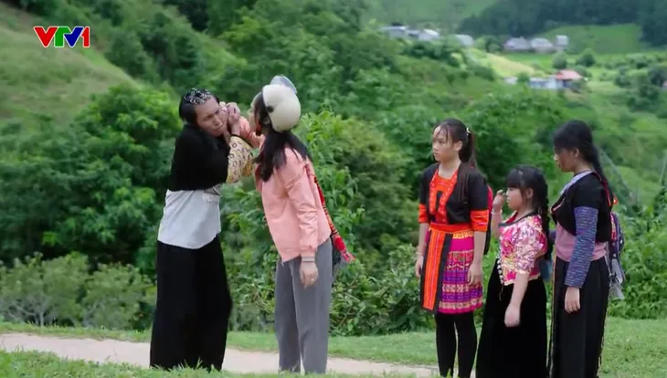 Cuộc chiến không giới tuyến - Tập 7: Đồn trưởng Trung và lang Phương nhận làm bố mẹ nuôi chị em Trà - Ảnh 3. Cuộc chiến không giới tuyến - Tập 7: Đồn trưởng Trung và lang Phương nhận làm bố mẹ nuôi chị em Trà - Ảnh 3.