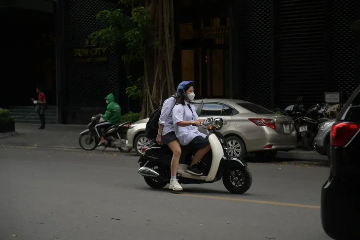 Hà Nội: Xử lý nghiêm học sinh, phụ huynh vi phạm quy định về an toàn giao thông - Ảnh 2. Hà Nội: Xử lý nghiêm học sinh, phụ huynh vi phạm quy định về an toàn giao thông - Ảnh 2.