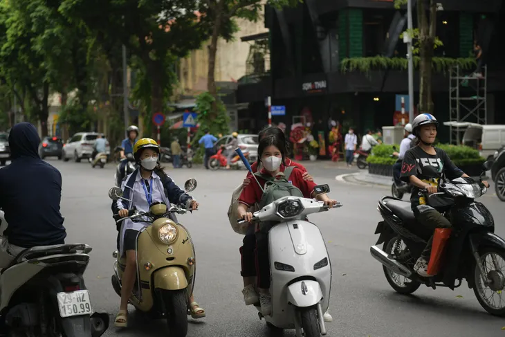 Hà Nội: Xử lý nghiêm học sinh, phụ huynh vi phạm quy định về an toàn giao thông - Ảnh 4. Hà Nội: Xử lý nghiêm học sinh, phụ huynh vi phạm quy định về an toàn giao thông - Ảnh 4.