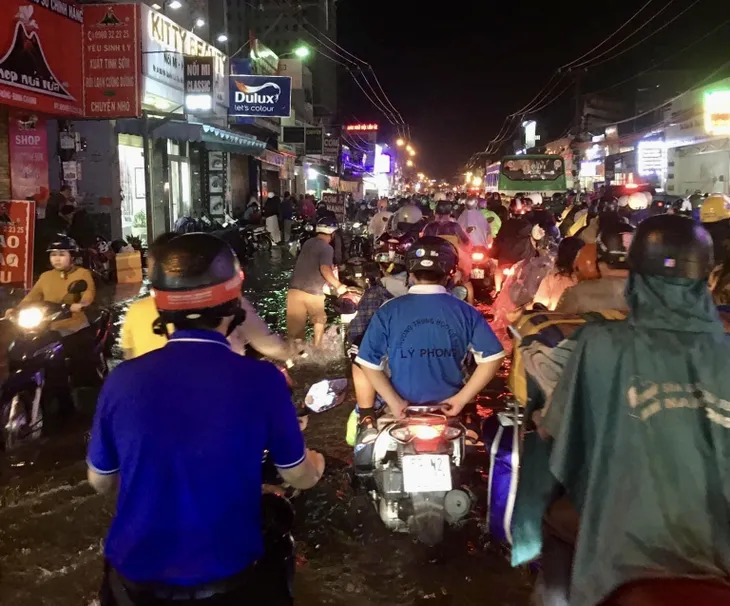 TP Hồ Chí Minh: Mưa to, dông lốc làm đổ cây, tốc mái, đường ngập như sông - Ảnh 8. TP Hồ Chí Minh: Mưa to, dông lốc làm đổ cây, tốc mái, đường ngập như sông - Ảnh 8.