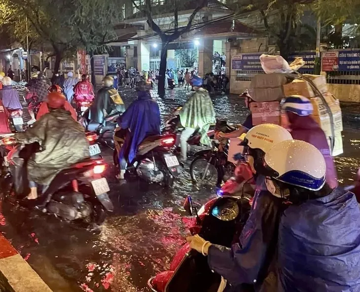 TP Hồ Chí Minh: Mưa to, dông lốc làm đổ cây, tốc mái, đường ngập như sông - Ảnh 7. TP Hồ Chí Minh: Mưa to, dông lốc làm đổ cây, tốc mái, đường ngập như sông - Ảnh 7.