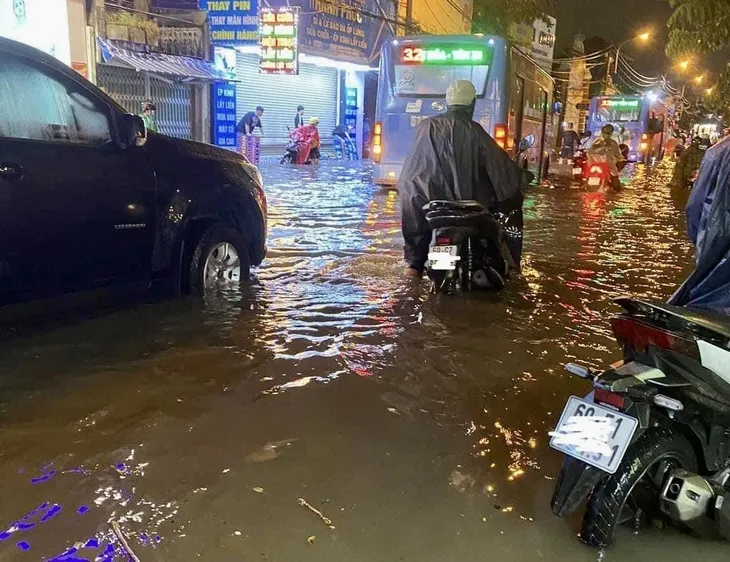 TP Hồ Chí Minh: Mưa to, dông lốc làm đổ cây, tốc mái, đường ngập như sông - Ảnh 9. TP Hồ Chí Minh: Mưa to, dông lốc làm đổ cây, tốc mái, đường ngập như sông - Ảnh 9.