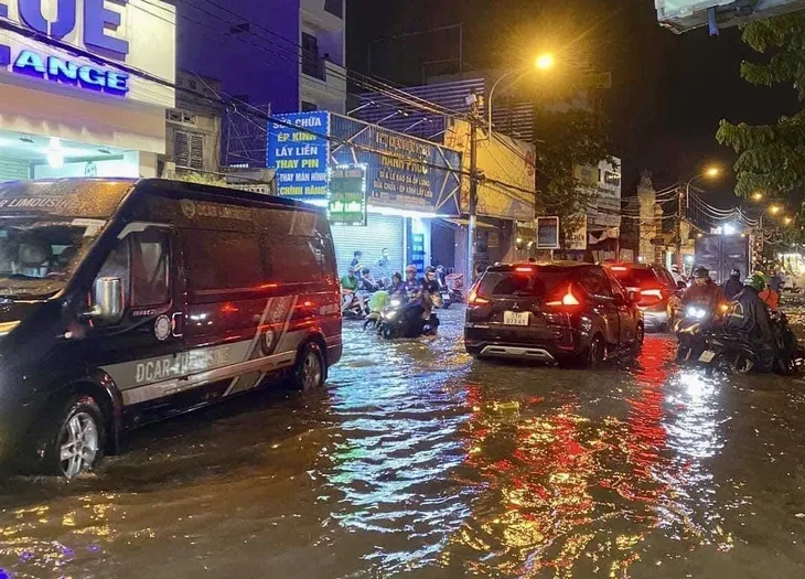 TP Hồ Chí Minh: Mưa to, dông lốc làm đổ cây, tốc mái, đường ngập như sông - Ảnh 5. TP Hồ Chí Minh: Mưa to, dông lốc làm đổ cây, tốc mái, đường ngập như sông - Ảnh 5.