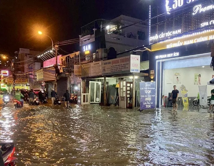 TP Hồ Chí Minh: Mưa to, dông lốc làm đổ cây, tốc mái, đường ngập như sông - Ảnh 6. TP Hồ Chí Minh: Mưa to, dông lốc làm đổ cây, tốc mái, đường ngập như sông - Ảnh 6.