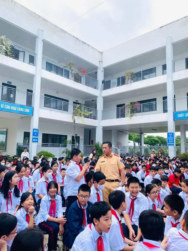 CSGT Hà Nội tới tận cổng trường tuyên truyền về an toàn giao thông - Ảnh 4. CSGT Hà Nội tới tận cổng trường tuyên truyền về an toàn giao thông - Ảnh 4.