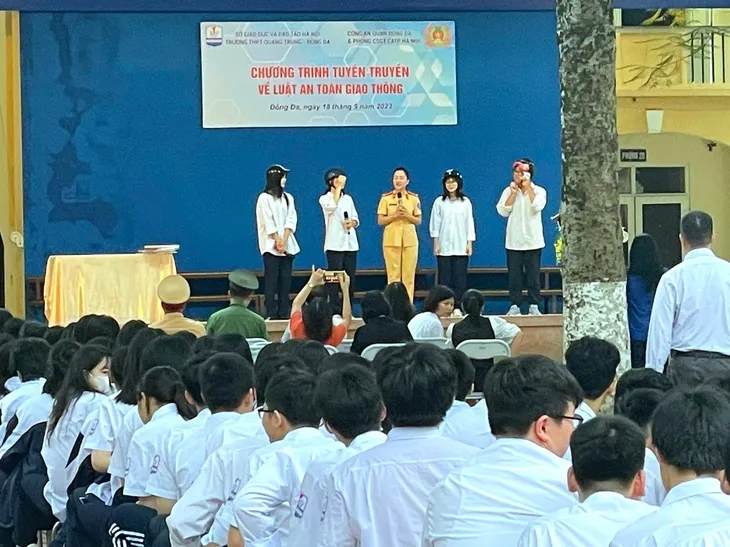 CSGT Hà Nội tới tận cổng trường tuyên truyền về an toàn giao thông - Ảnh 7. CSGT Hà Nội tới tận cổng trường tuyên truyền về an toàn giao thông - Ảnh 7.