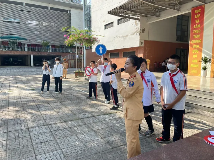 CSGT Hà Nội tới tận cổng trường tuyên truyền về an toàn giao thông - Ảnh 1. CSGT Hà Nội tới tận cổng trường tuyên truyền về an toàn giao thông - Ảnh 1.