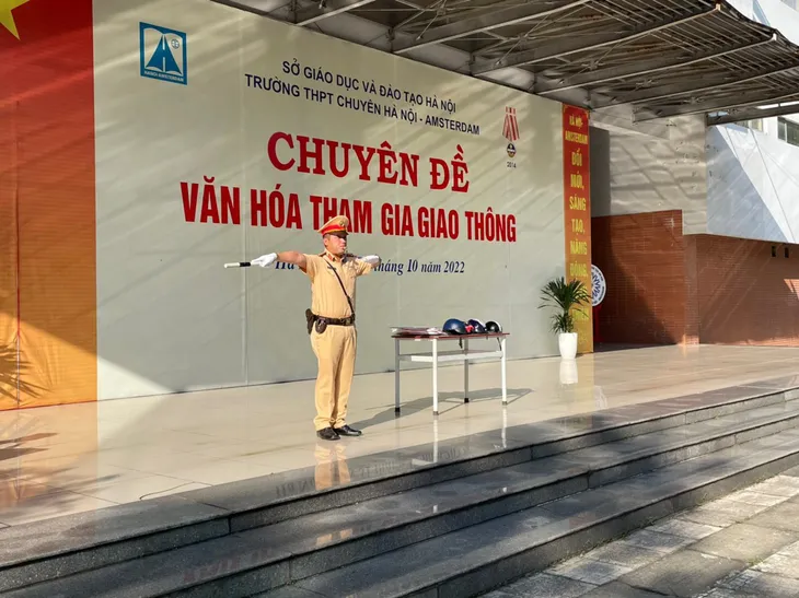 CSGT Hà Nội tới tận cổng trường tuyên truyền về an toàn giao thông - Ảnh 2. CSGT Hà Nội tới tận cổng trường tuyên truyền về an toàn giao thông - Ảnh 2.