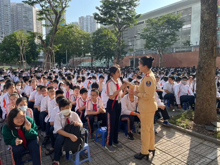 CSGT Hà Nội tới tận cổng trường tuyên truyền về an toàn giao thông - Ảnh 3. CSGT Hà Nội tới tận cổng trường tuyên truyền về an toàn giao thông - Ảnh 3.