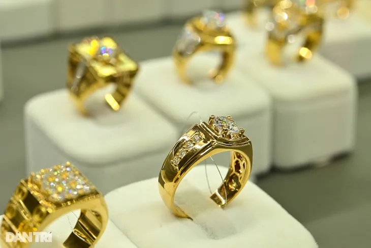 Giá vàng tăng chóng mặt, mua vàng chờ sau nghỉ lễ có hốt bạc? - Ảnh 1. Giá vàng tăng chóng mặt, mua vàng chờ sau nghỉ lễ có hốt bạc? - Ảnh 1.