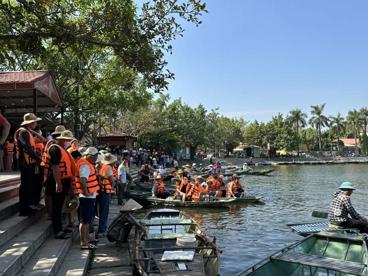 Bến đò Tam Cốc hoạt động trở lại sau 2 tháng đóng cửa - Ảnh 1. Bến đò Tam Cốc hoạt động trở lại sau 2 tháng đóng cửa - Ảnh 1.