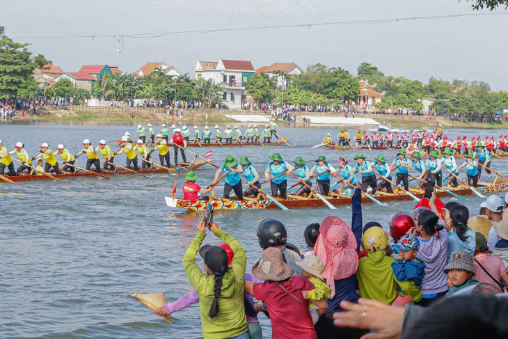 Lễ hội đua thuyền truyền thống trên sông Kiến Giang - Ảnh 5. Lễ hội đua thuyền truyền thống trên sông Kiến Giang - Ảnh 5.