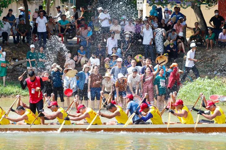 Lễ hội đua thuyền truyền thống trên sông Kiến Giang - Ảnh 2. Lễ hội đua thuyền truyền thống trên sông Kiến Giang - Ảnh 2.