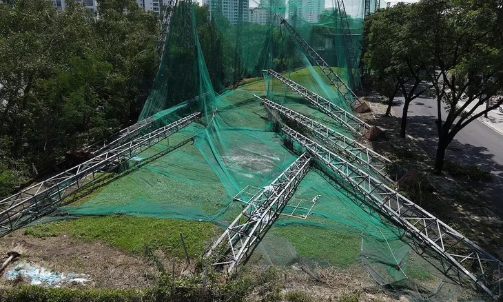 TP Hồ Chí Minh: Gần 100 cây xanh, trụ sắt đổ trong giông lốc - Ảnh 2. TP Hồ Chí Minh: Gần 100 cây xanh, trụ sắt đổ trong giông lốc - Ảnh 2.