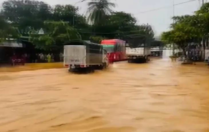 Đường lên Đà Lạt đã bị ngập nặng sau mưa lớn - Ảnh 1. Đường lên Đà Lạt đã bị ngập nặng sau mưa lớn - Ảnh 1.