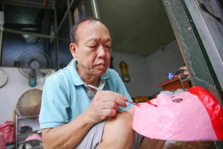 Gia đình nghệ nhân làm mặt nạ giấy bồi cuối cùng ở phố cổ Hà Nội: Còn sức khoẻ thì còn làm, phải giữ lấy nghề truyền thống - Ảnh 1. Gia đình nghệ nhân làm mặt nạ giấy bồi cuối cùng ở phố cổ Hà Nội: Còn sức khoẻ thì còn làm, phải giữ lấy nghề truyền thống - Ảnh 1.