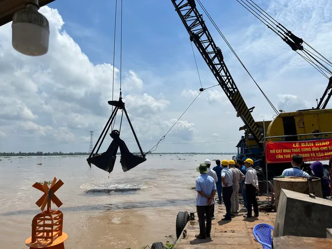 Bàn giao mỏ cát để thi công cao tốc Cần Thơ - Cà Mau - Ảnh 1. Bàn giao mỏ cát để thi công cao tốc Cần Thơ - Cà Mau - Ảnh 1.