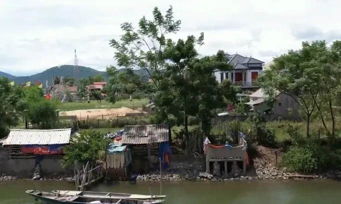 Sạt lở nghiêm trọng bờ vở sông tại Phú Thọ - Ảnh 1. Sạt lở nghiêm trọng bờ vở sông tại Phú Thọ - Ảnh 1.