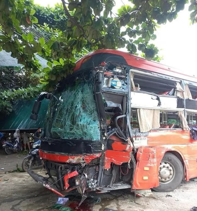 Ô tô chở khách tông xe tải lật nhào, quốc lộ 20 bị ùn tắc - Ảnh 1. Ô tô chở khách tông xe tải lật nhào, quốc lộ 20 bị ùn tắc - Ảnh 1.