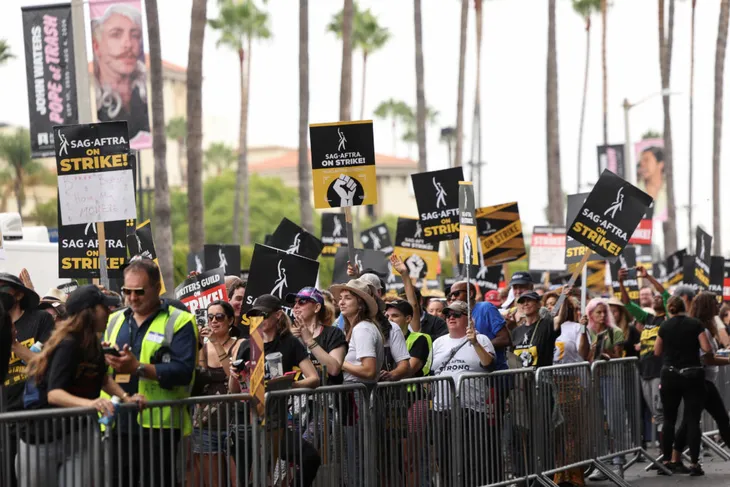 Đình công quá lâu, diễn viên và biên kịch Hollywood nhớ nghề - Ảnh 2. Đình công quá lâu, diễn viên và biên kịch Hollywood nhớ nghề - Ảnh 2.
