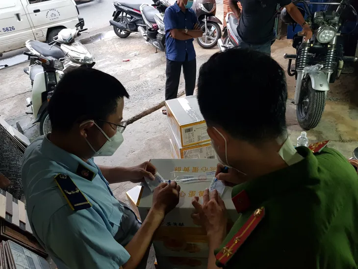 TP Hồ Chí Minh: Lại phát hiện hơn 4.600 bánh trung thu không rõ nguồn gốc ở Quận 12 - Ảnh 2. TP Hồ Chí Minh: Lại phát hiện hơn 4.600 bánh trung thu không rõ nguồn gốc ở Quận 12 - Ảnh 2.