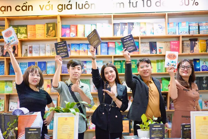 Á hậu Bích Ngọc truyền cảm hứng đọc sách với người trẻ - Ảnh 1. Á hậu Bích Ngọc truyền cảm hứng đọc sách với người trẻ - Ảnh 1.