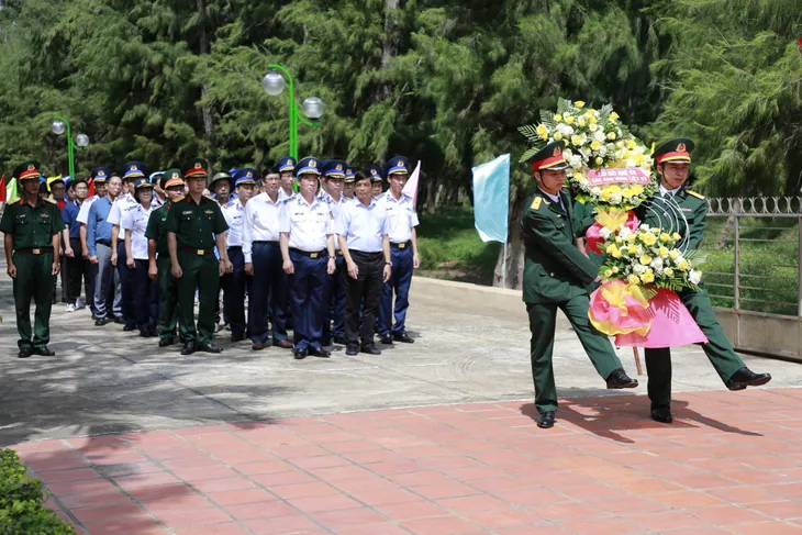 Tuyên truyền chống khai thác thủy sản bất hợp pháp cho ngư dân huyện đảo Phú Quý - Ảnh 1. Tuyên truyền chống khai thác thủy sản bất hợp pháp cho ngư dân huyện đảo Phú Quý - Ảnh 1.