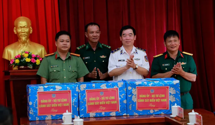 Tuyên truyền chống khai thác thủy sản bất hợp pháp cho ngư dân huyện đảo Phú Quý - Ảnh 2. Tuyên truyền chống khai thác thủy sản bất hợp pháp cho ngư dân huyện đảo Phú Quý - Ảnh 2.