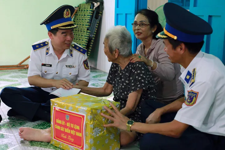 Tuyên truyền chống khai thác thủy sản bất hợp pháp cho ngư dân huyện đảo Phú Quý - Ảnh 3. Tuyên truyền chống khai thác thủy sản bất hợp pháp cho ngư dân huyện đảo Phú Quý - Ảnh 3.