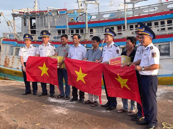 Tuyên truyền chống khai thác thủy sản bất hợp pháp cho ngư dân huyện đảo Phú Quý - Ảnh 5. Tuyên truyền chống khai thác thủy sản bất hợp pháp cho ngư dân huyện đảo Phú Quý - Ảnh 5.