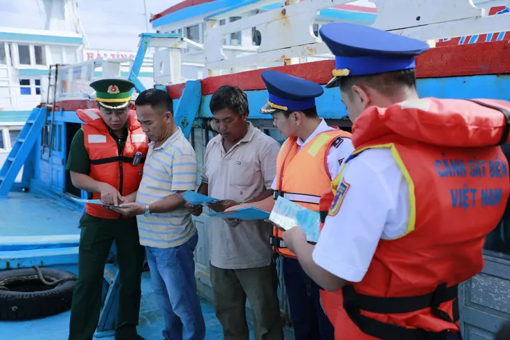 Tuyên truyền chống khai thác thủy sản bất hợp pháp cho ngư dân huyện đảo Phú Quý - Ảnh 6. Tuyên truyền chống khai thác thủy sản bất hợp pháp cho ngư dân huyện đảo Phú Quý - Ảnh 6.