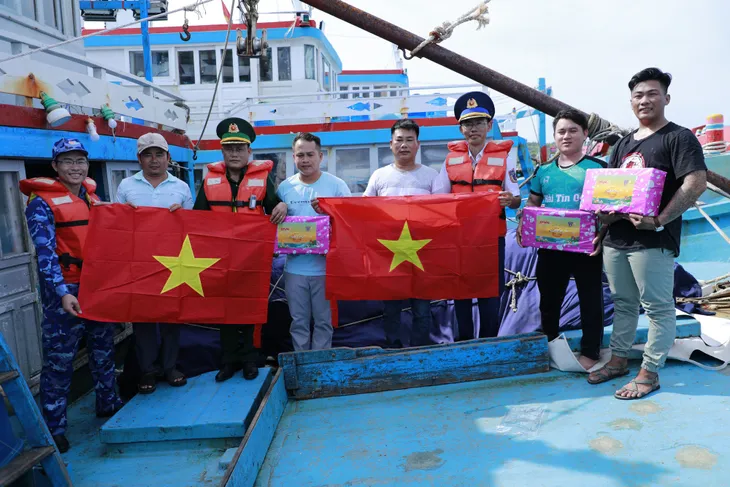 Tuyên truyền chống khai thác thủy sản bất hợp pháp cho ngư dân huyện đảo Phú Quý - Ảnh 7. Tuyên truyền chống khai thác thủy sản bất hợp pháp cho ngư dân huyện đảo Phú Quý - Ảnh 7.
