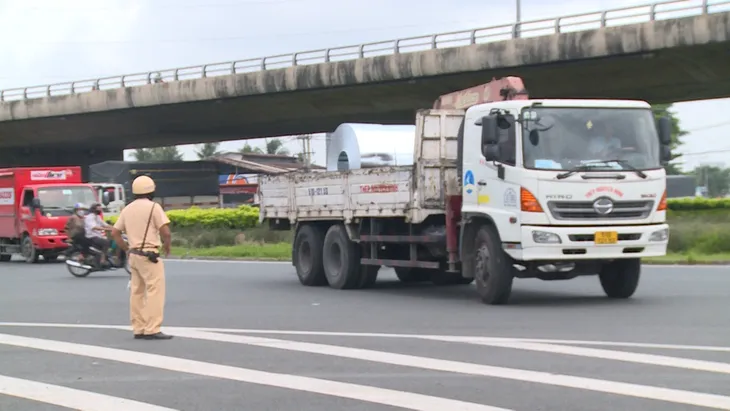 CSGT TP Hồ Chí Minh xử lý hàng nghìn xe khách, xe container vi phạm - Ảnh 2.